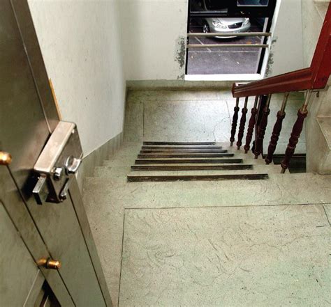 廁所門對樓梯